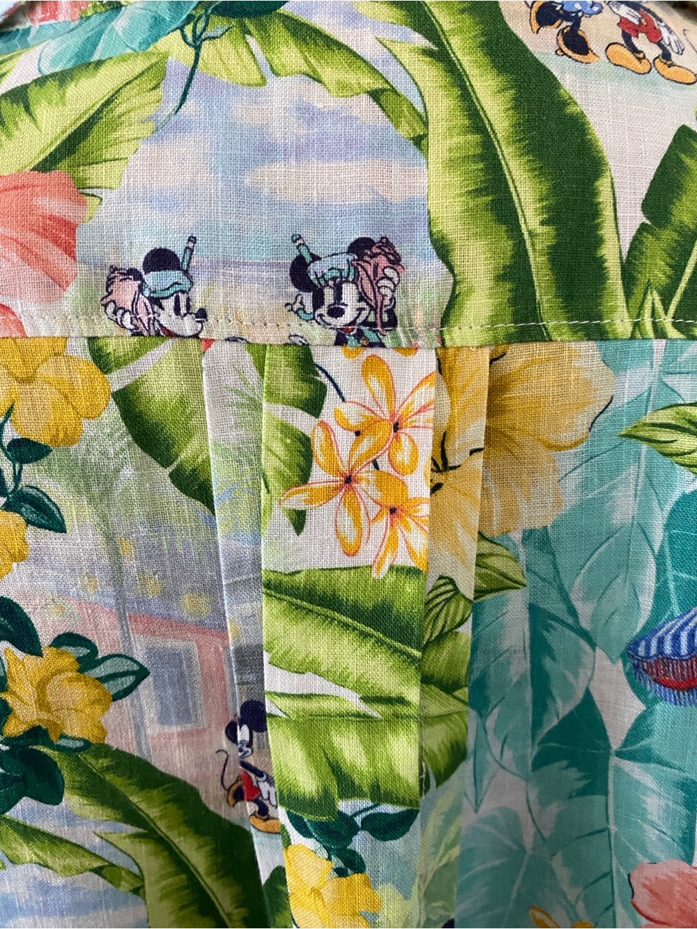 Women’s Disney x Tommy Bahama collaboration linen camp shirt w/ Mickey & Minnie - Picture 5 of 12